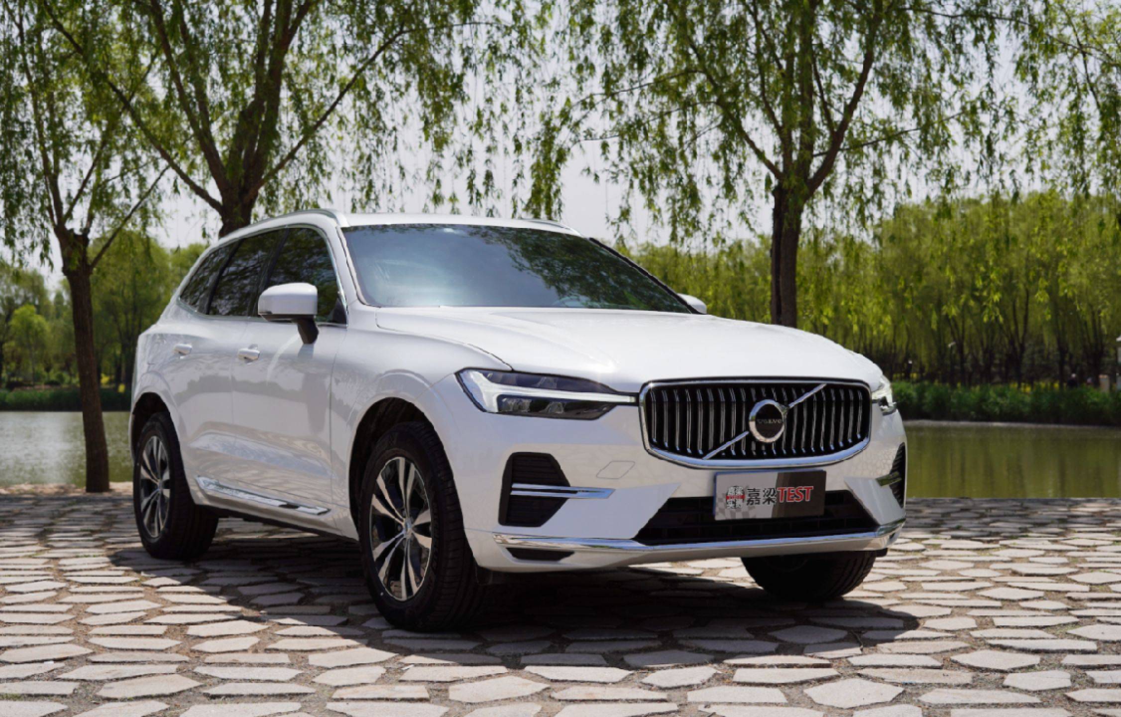 不过智逸豪华版配备235/60 r18轮胎,造型略小了一些.