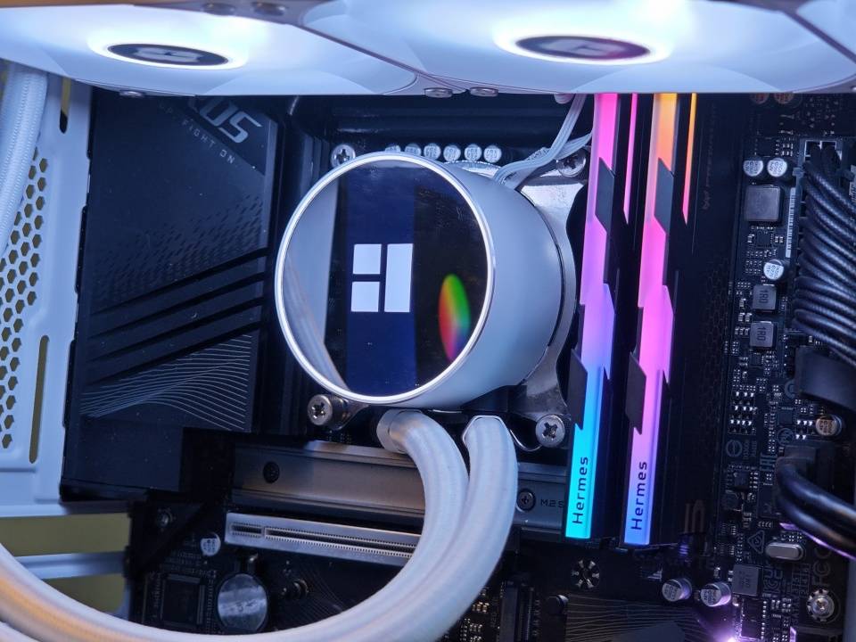 高频内存对于玩游戏究竟有没有提升?宏碁Hermes冰刃6400MHz内存实测分享!