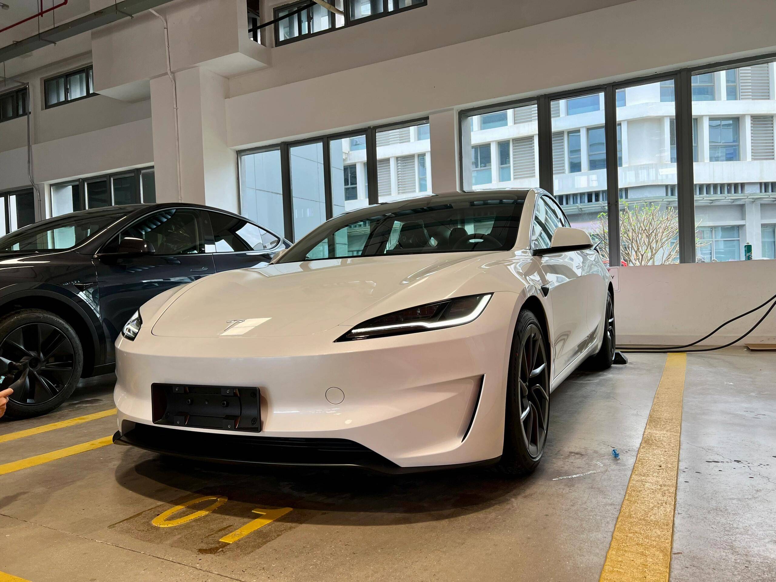 特斯拉model 3高性能版到店,增碳纤维饰件,配460马力 赛道模式