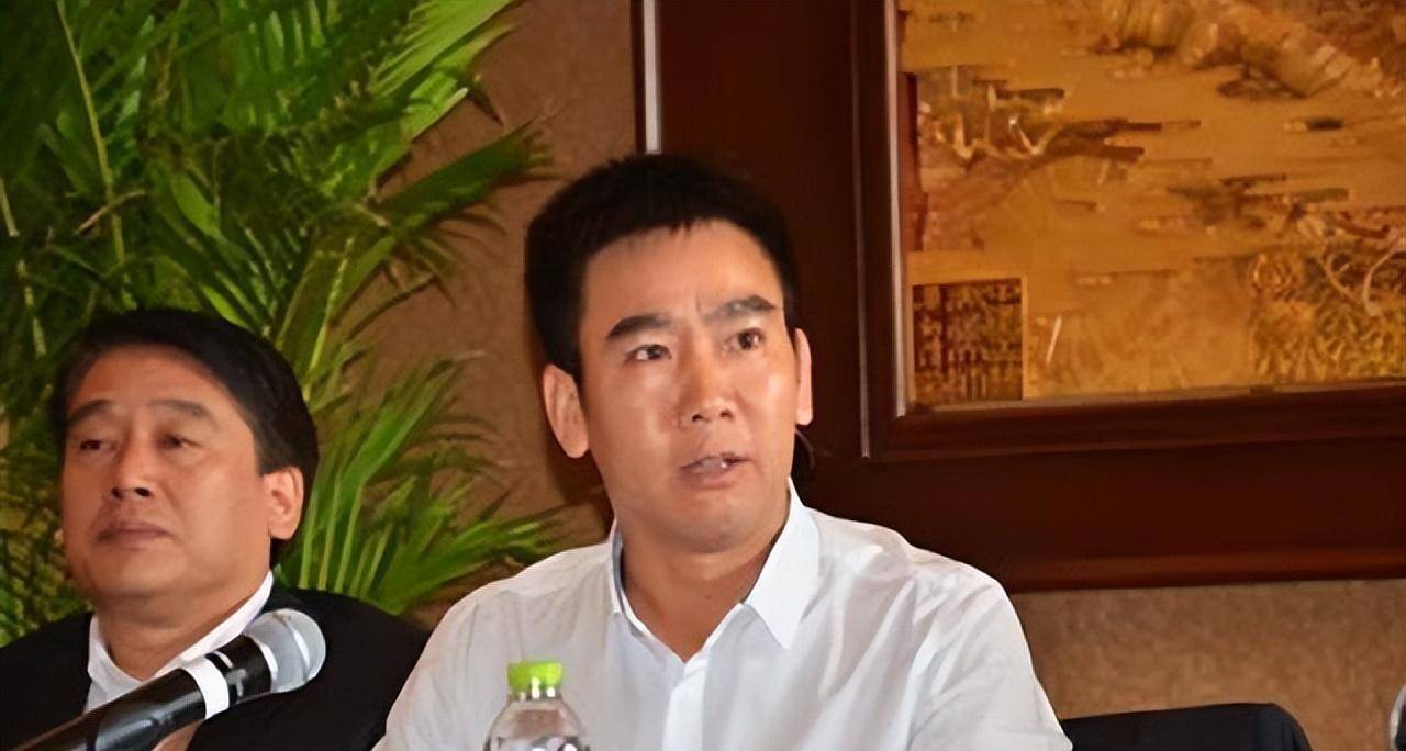 后来,公司稳定后,陈小英才将那层窗户纸捅破,与奚春阳名正言顺地走到