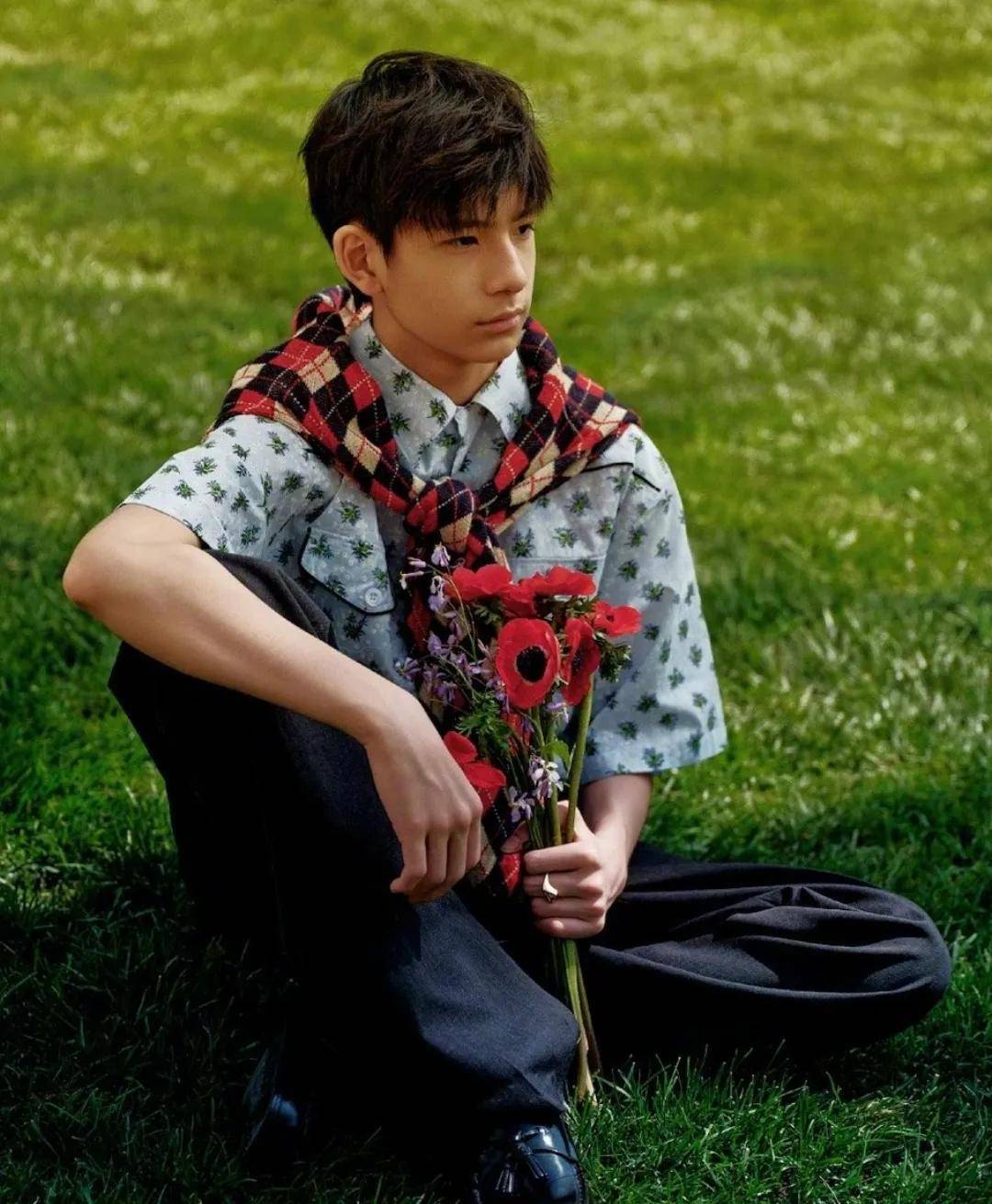 如果说顶顶正脸的颜值让人觉得差强人意的话那么他侧脸的颜值就是让