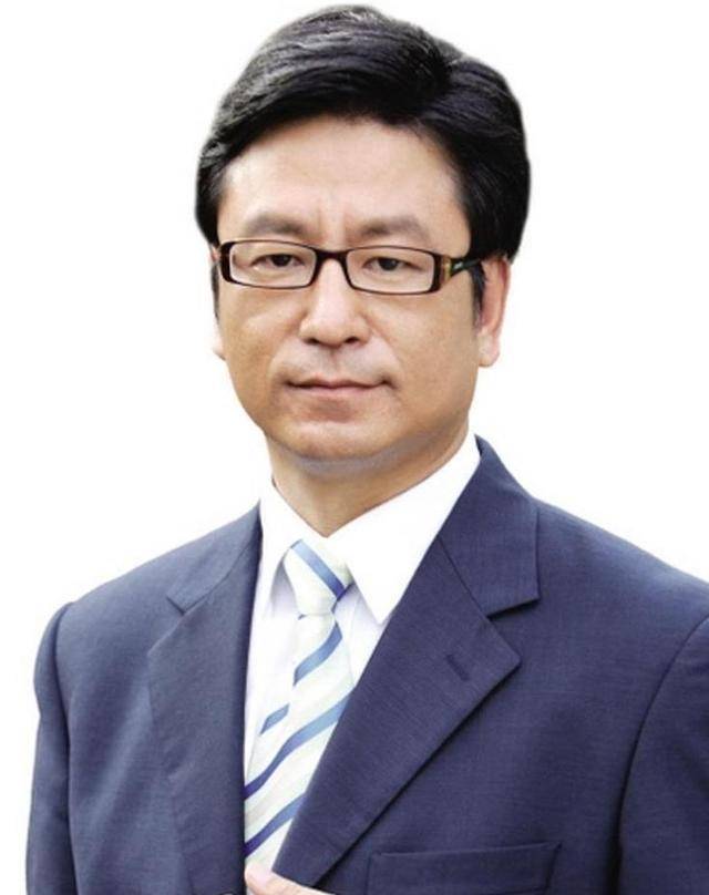 而在一期综艺节目《对白》当中,有一名年轻女孩站了出来对白岩松提出