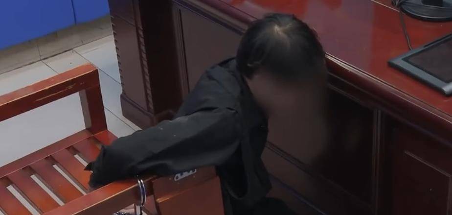 2021年一男子谎称杀人跪求警方判死刑,警方问话揭开原生家庭伤疤