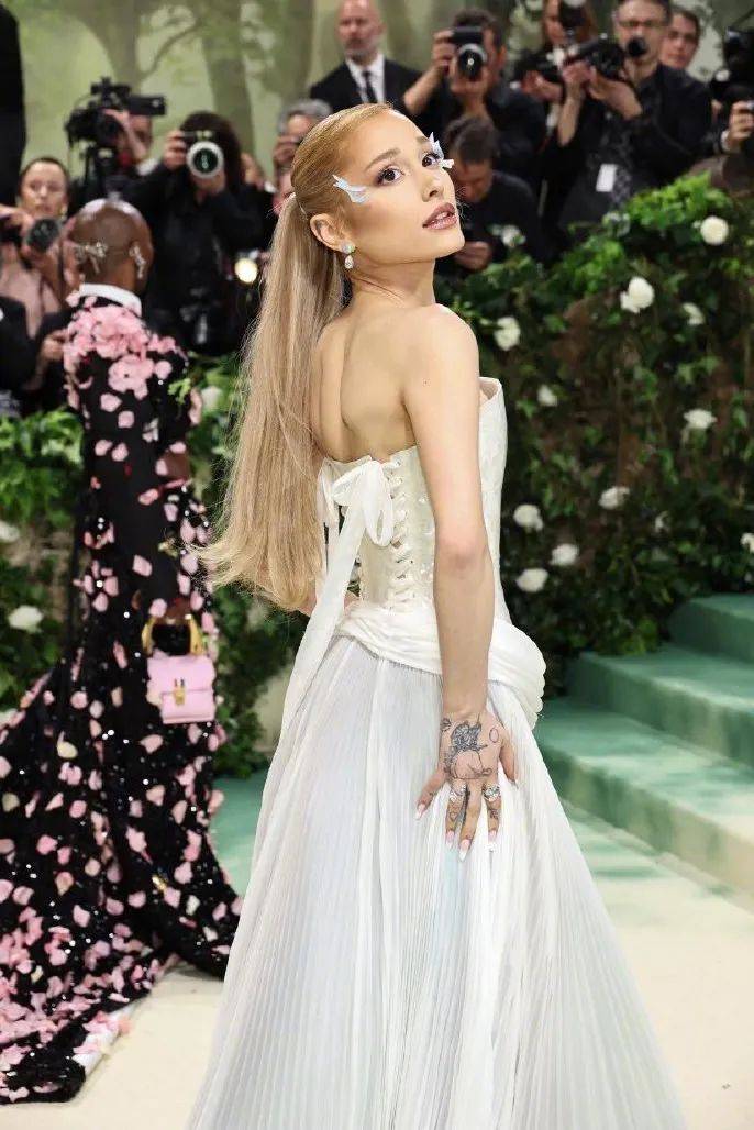 周受资夫妇走红毯很帅,邓文迪杨紫琼刘雯比美…今年met gala谁赢了?