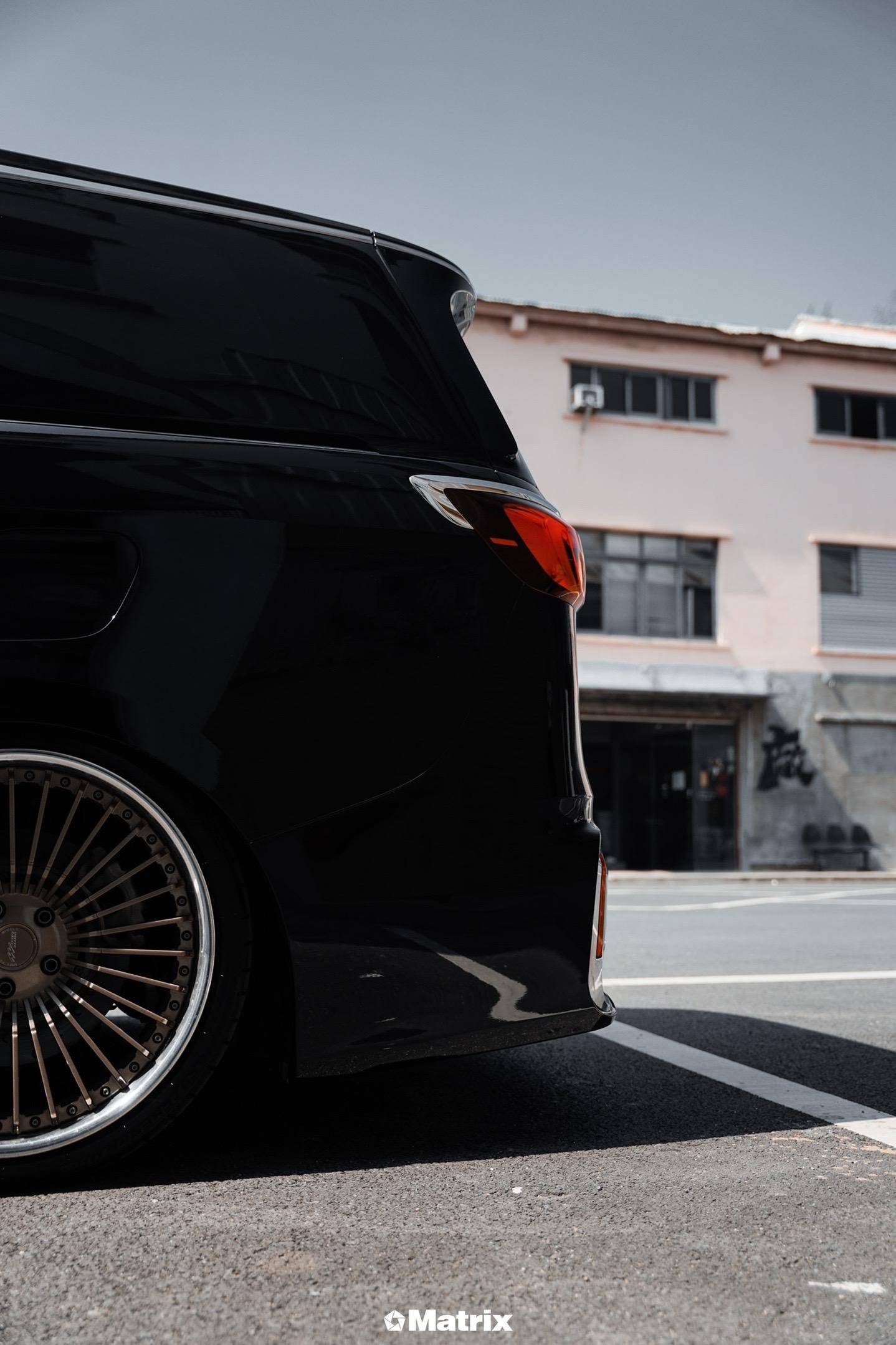 别克gl8装贴matrix矩阵黑武士改色膜,这黑武士你受得了吗