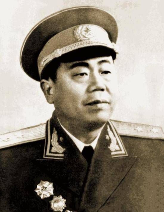 炊事员说:我三代贫农出身的老党员,怕什么?司令为他两次走后门