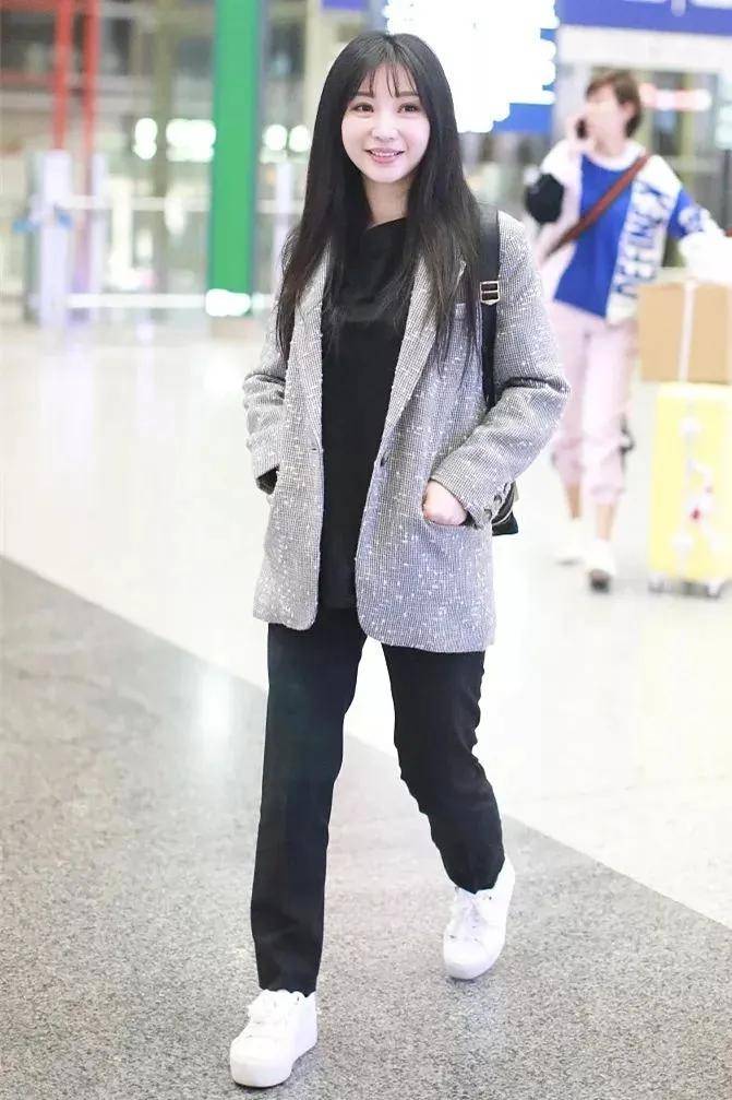 柳岩现身动物园被偶遇,穿着普通一点不性感,而且白的发光,但身高是