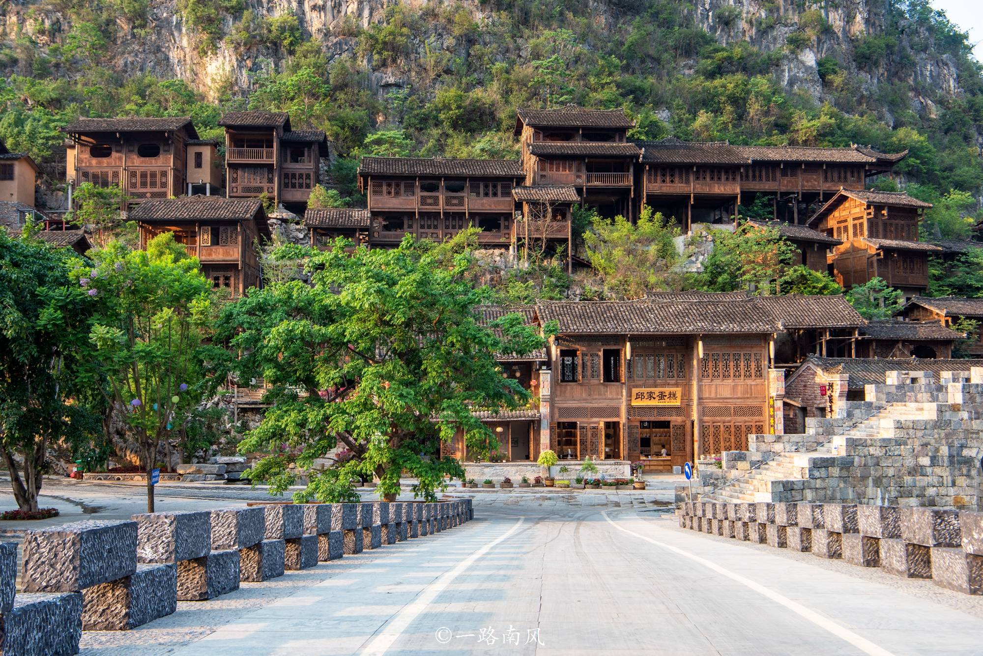 贵州兴义发现天上宫城,依山傍水古色古香,美得就像一个梦境