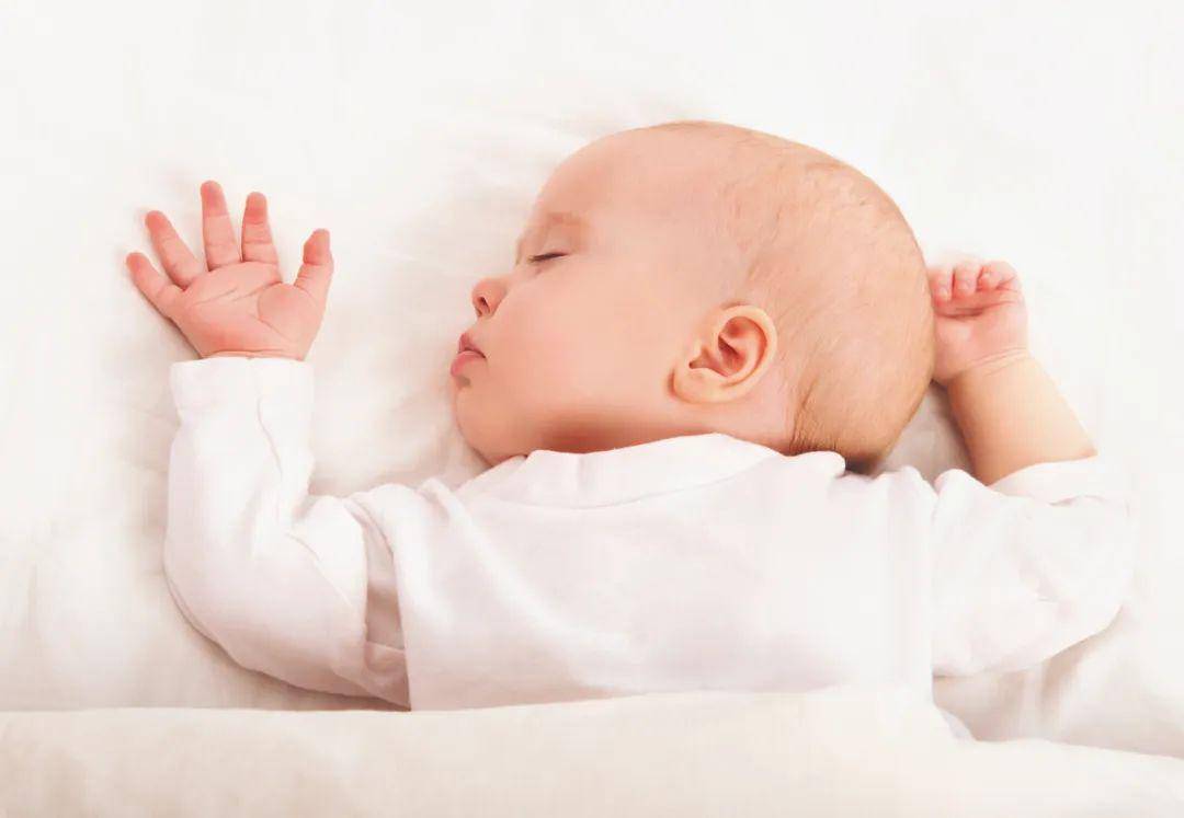 为什么宝宝喜欢双手向上睡觉？原因有三，不要把宝宝的手放在床下_孩子_妈妈_姿势。