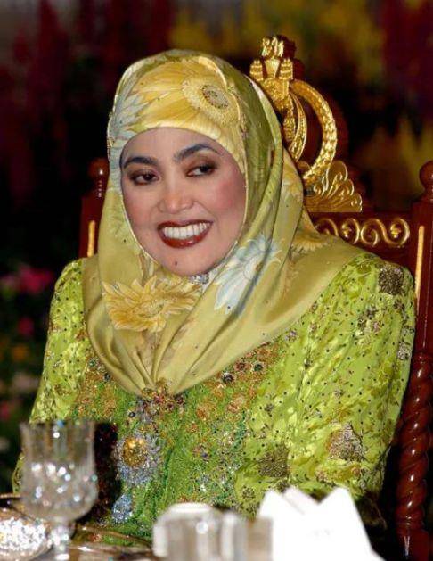 文莱"娃娃脸王妃":17岁嫁王储,生4娃坐稳后宫位,比婆婆幸运_苏丹_萨拉
