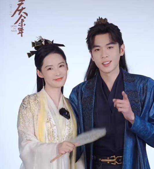 唐艺昕陪张若昀去重庆工作,结束后与李沁聚餐,女儿都这么大了_婚礼