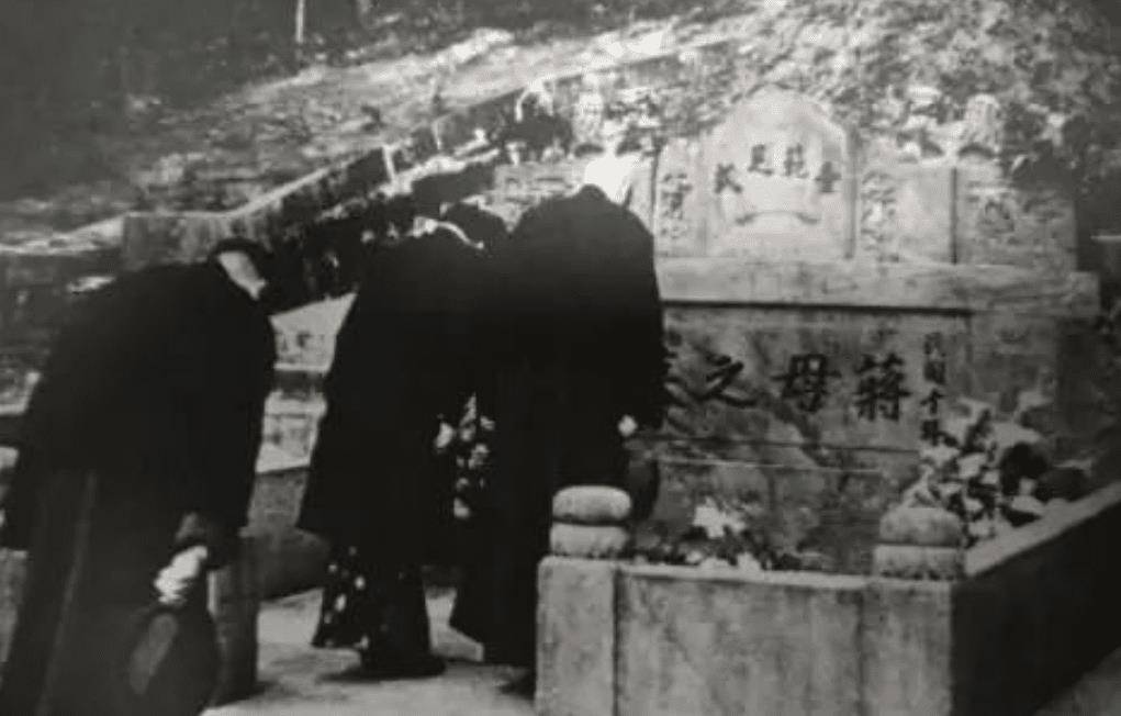 于是,倍受打击的王采玉选择了皈依佛门,在寺庙中带发修行.