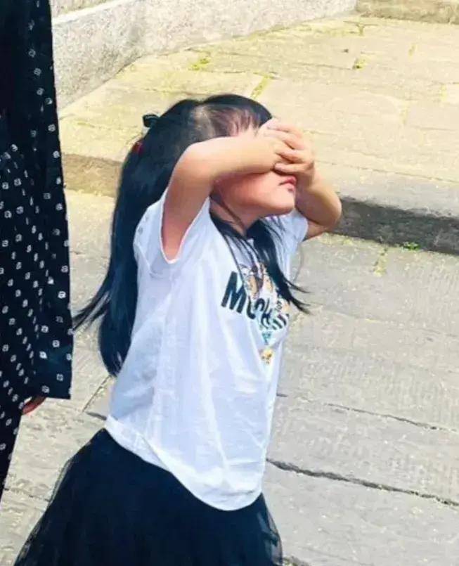 唐艺昕首晒女儿露脸照,小萌妹双手捂眼卖萌,嘴巴超像爸爸张若昀_照片