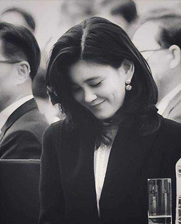 52岁的李富真端庄优雅,瘦成纸片美人,曾经为爱下嫁保镖却被辜负