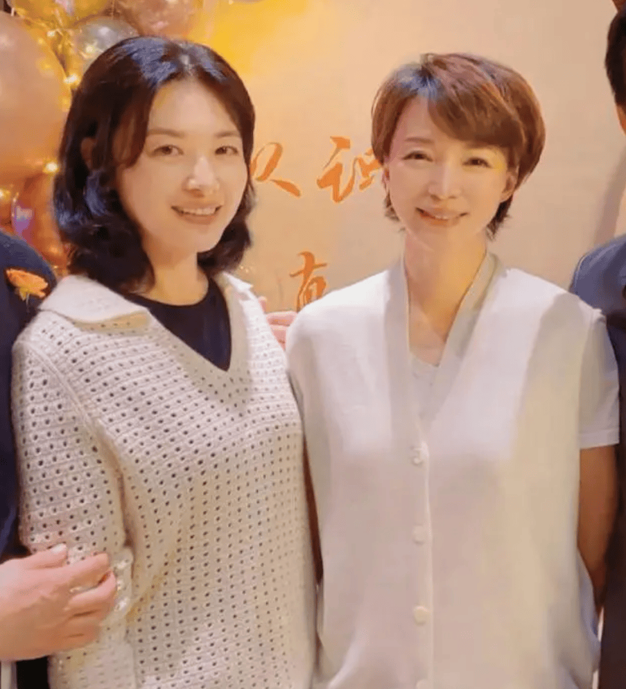 56岁周涛和50岁董卿罕见同框,仅差6岁气质差距大,一个优雅姐姐一个