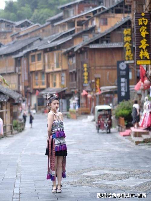 这个费用包括了交通,住宿,餐饮以及部分景点的门票等方面的开支.