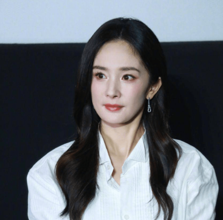 杨幂去香港看女儿,机场误入男厕,内八字腿型被嘲罗圈腿