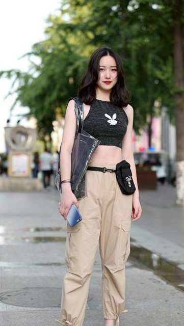 街拍:小姐姐红色抹胸上衣搭配超短裤,展现出白皙筷子腿,十分吸睛