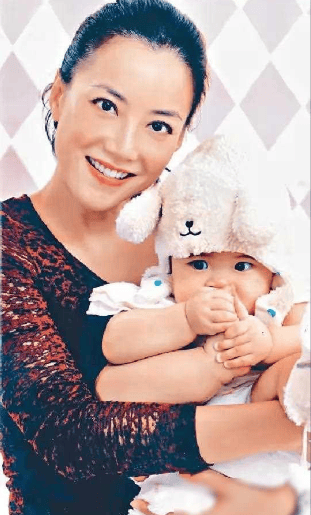 谢霆锋瞒不住了,霍汶希晒女儿正脸照,生父是谁一目了然,亲爸还是干爹