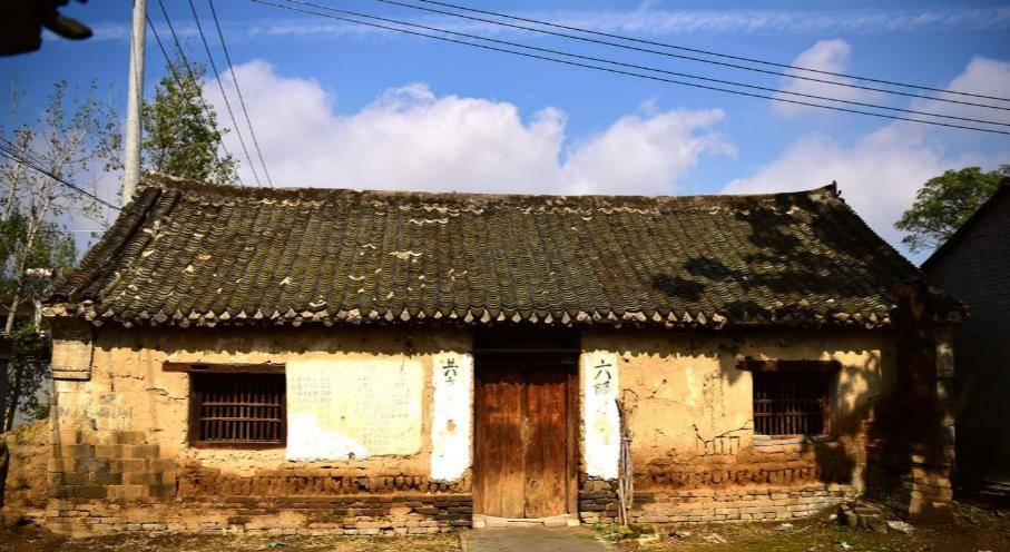 1981年,内蒙古老师20元给学生买双鞋,26年后学生给老师买一套房