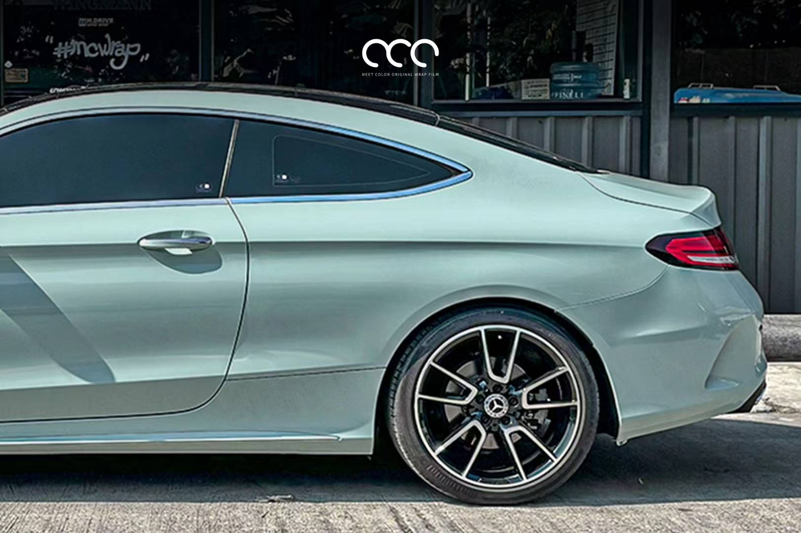 奔驰c级漫彩狄斯绿改色膜,蓝绿交融 明快轻盈