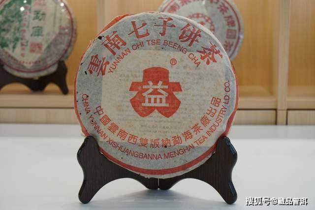 2004年红大益7542缺角厂茶饼压制紧实,以4级综合茶菁为骨架,条索