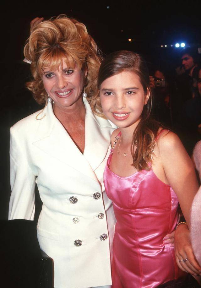 女儿是小棉袄:1993年,伊万卡坐在父亲的腿上,一双大长腿很迷人