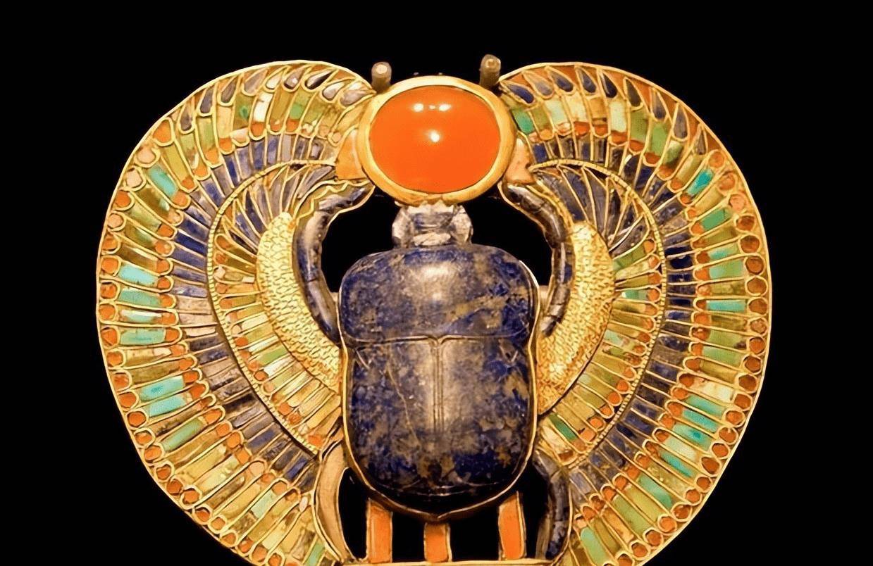 除了装饰品之外,在埃及的许多建筑物中还可以看到粪甲虫和秃鹰.