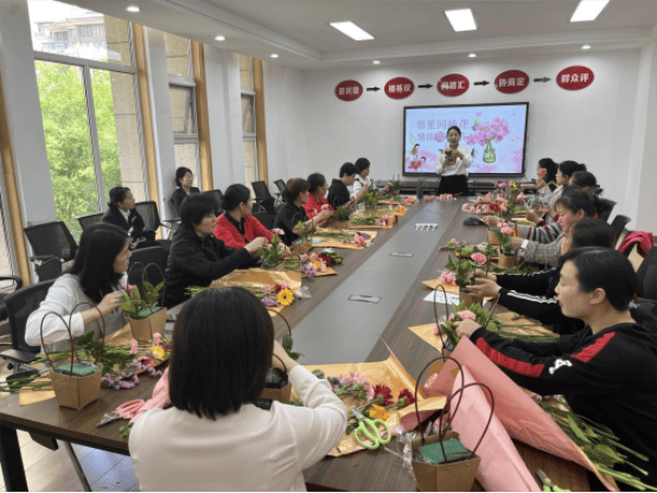 泰前街道向阳社区开展"邻里同插花,情浓母亲节"活动