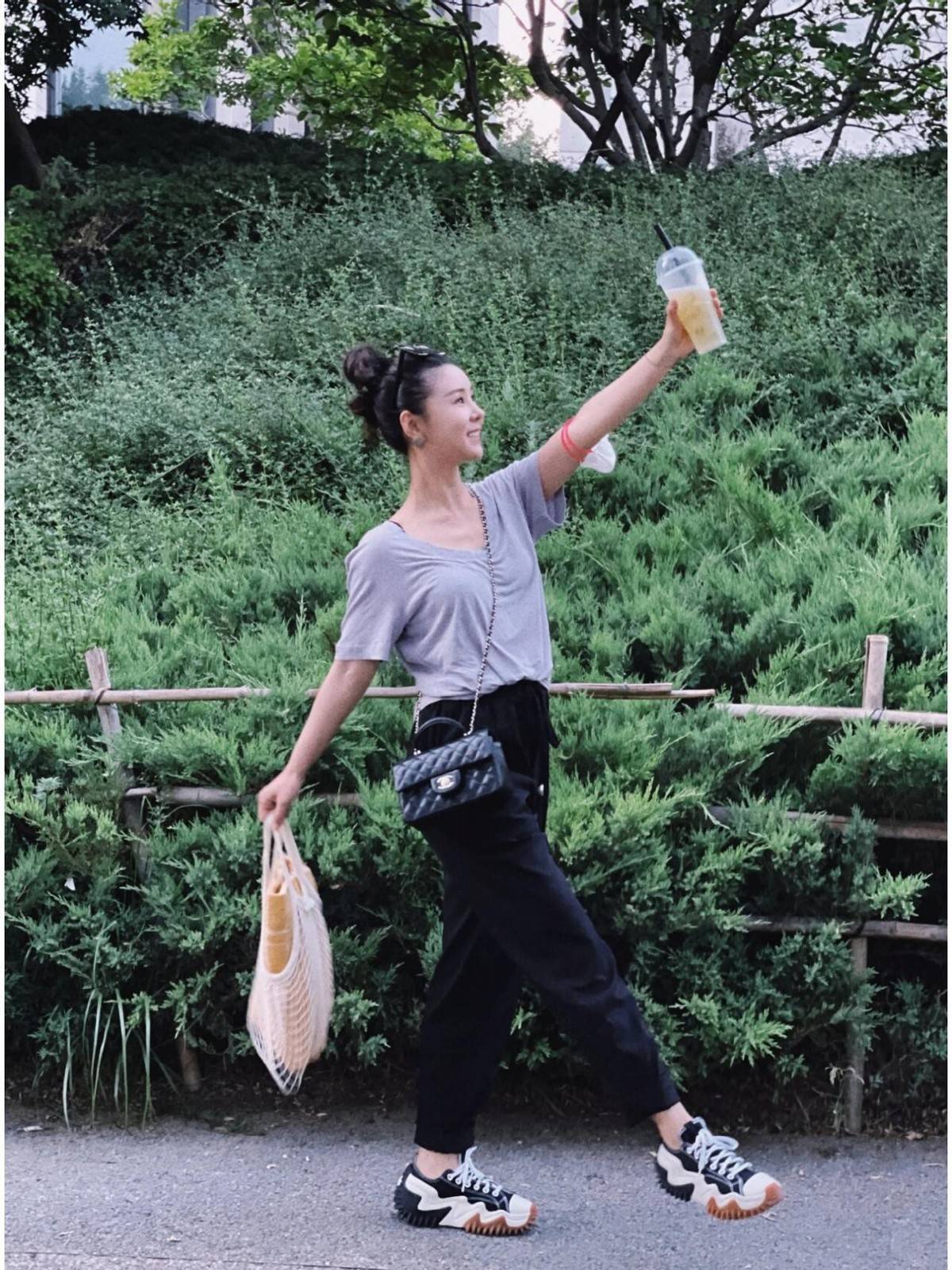 李小萌真会穿!皮衣 吊带 阔腿裤,丰盈上身曲线,营造层次又显高