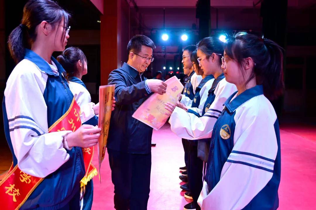 忻州实验中学隆重表彰2024届初三年级体育考试满分学生