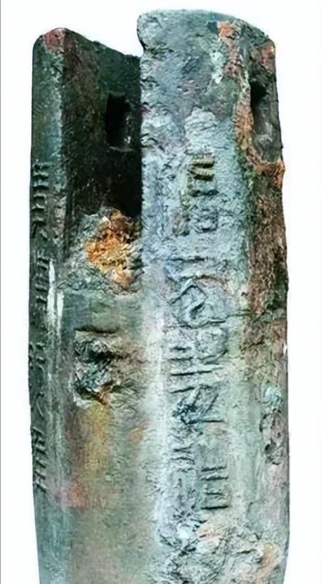 2007年,重庆一渔民在江中捕鱼时捞上来一根90公斤的铁柱子,渔民以65元