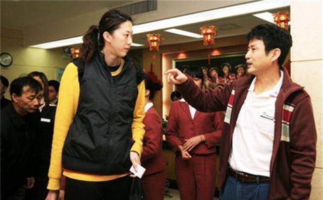 女排教练陈忠和:成就不输郎平, 前妻去世29年, 与弟子再婚生活幸福