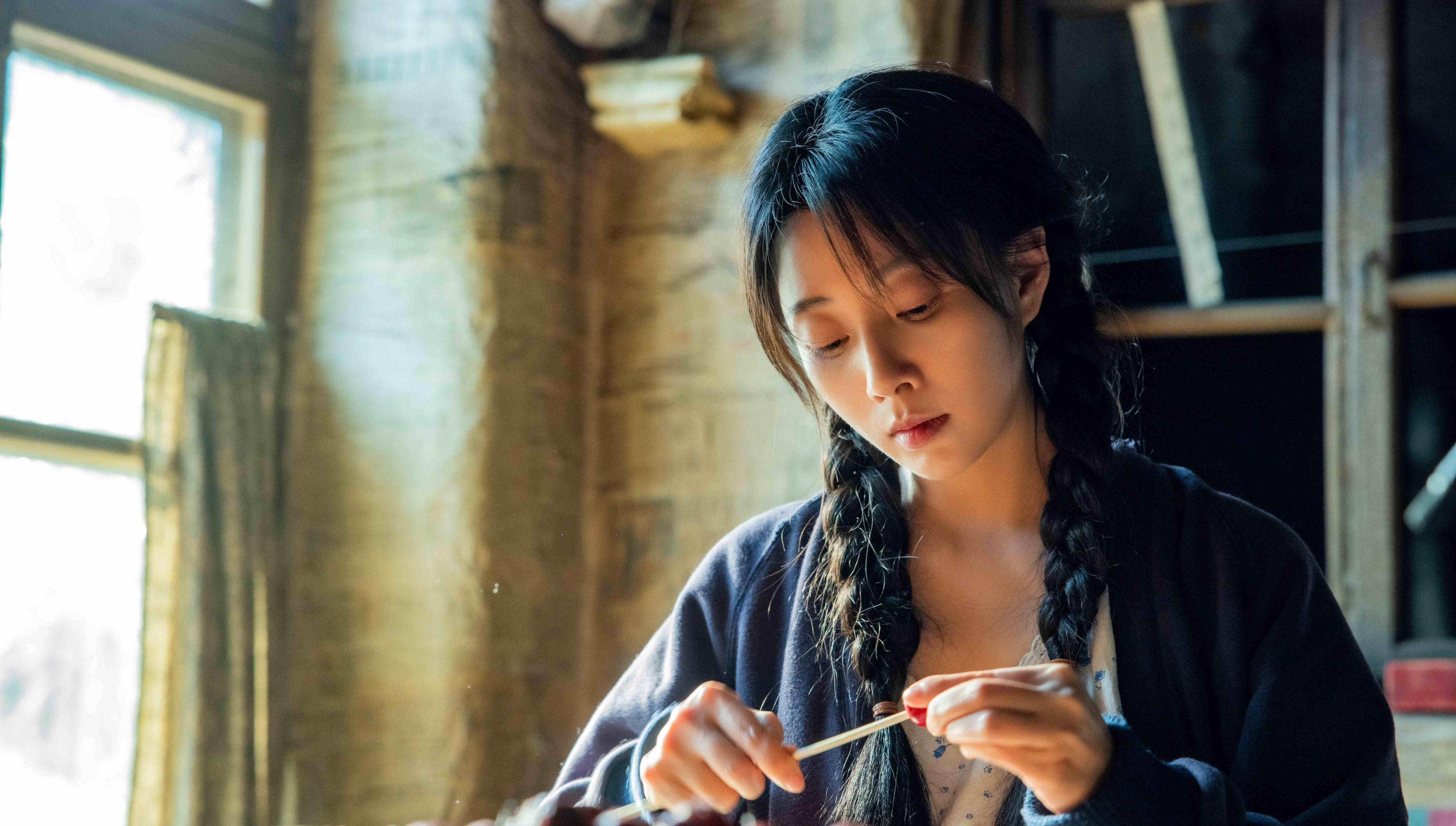 她曾与国足前锋李金羽谈过恋爱,还嫁给了富商沈俊成,这些经历引起了