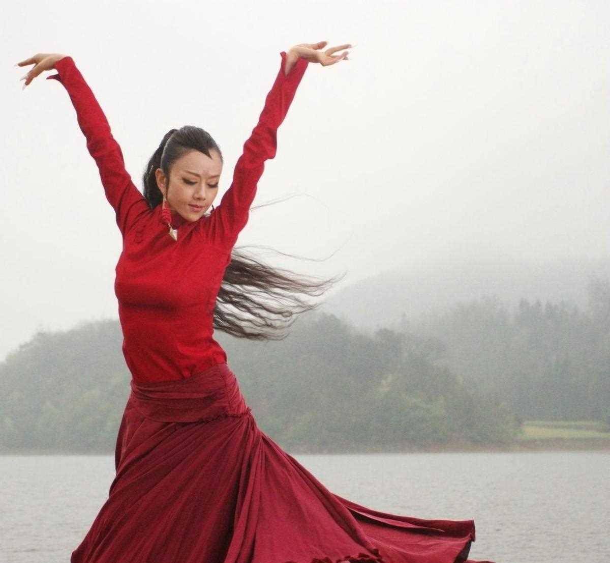 私生活太过糜乱,就连上厕所和洗澡都全靠男助理!