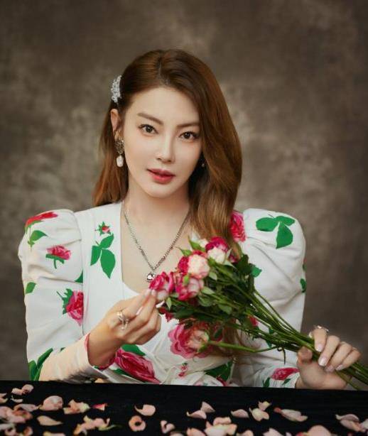 "彪悍"的张雨绮,4段感情2段婚姻,每一段都不体面