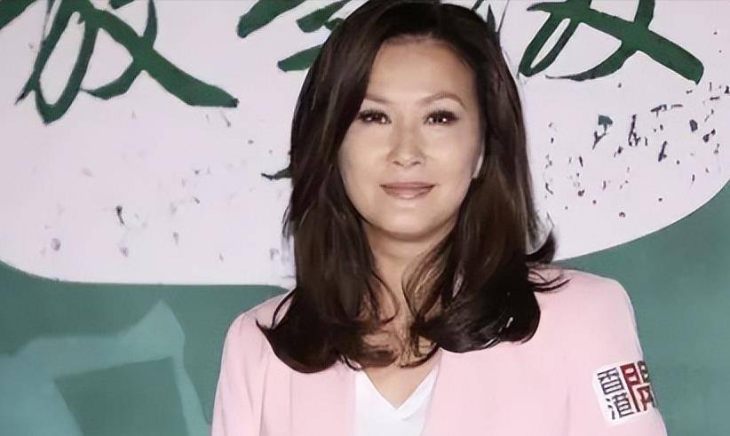 在梁锦松遇到陈慧珊后惊由天人,一点都不顾及这位明星已经有老公的