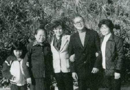 沈醉被特赦以后,有一次接到朋友的电话,说自己的小女儿看了《红岩》