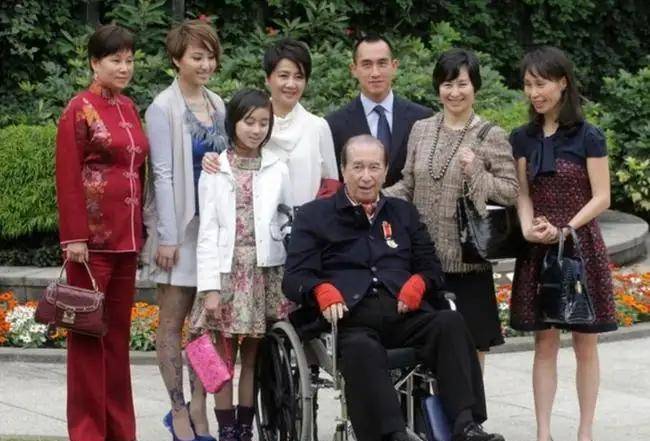 经不起她们的折腾;再加上害怕家丑外扬,只能狠心将邓咏诗辞