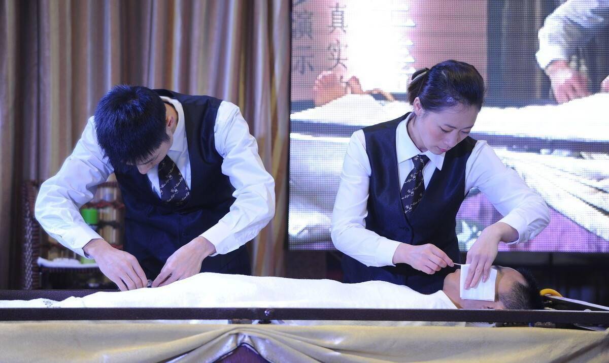 上海85后美女入殓师:服务过75000具尸体,为练胆曾和尸体睡一起