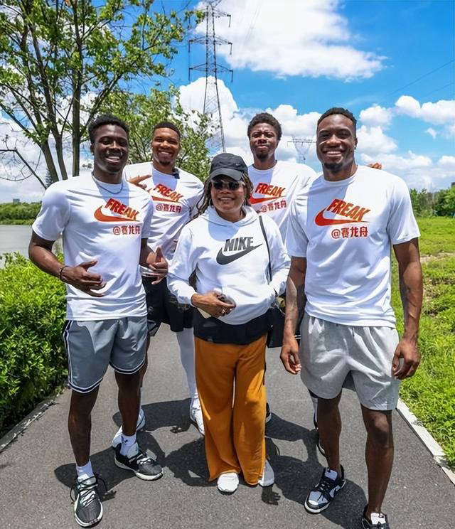 尽管这看似开支微小,但汤普森对台球倾注了深深的热爱.