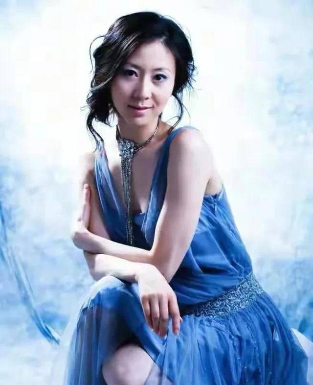 因拍人体写真被丈夫分手,遭父亲嫌弃,46岁还单身的汤加丽后悔吗