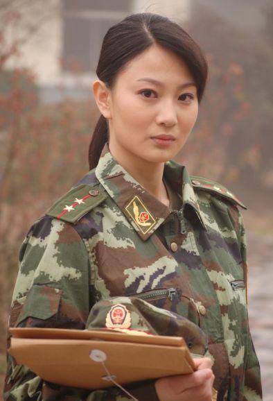 她曾搭档吴京走红,被称军旅"最美女神",脱下军装更令人惊艳!