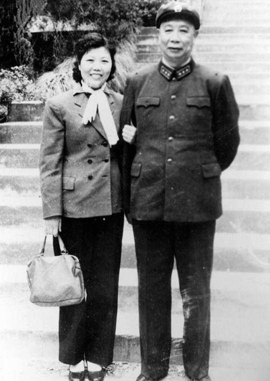 陈士榘当二十多年兵种司令,与几任政委合作不太好,与他很融洽?