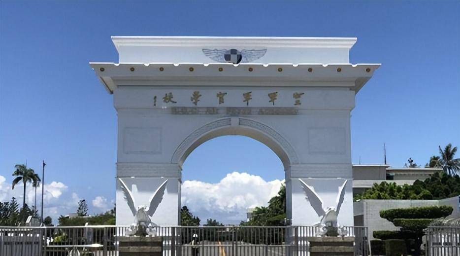 1949年,国军飞行员驾机投诚,机舱装满银元,事后却称不知道此事