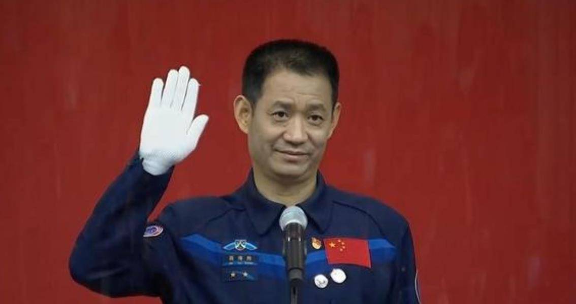 聂海胜的妻子,金枝玉叶,漂亮贤惠!被"逼"成了女汉子