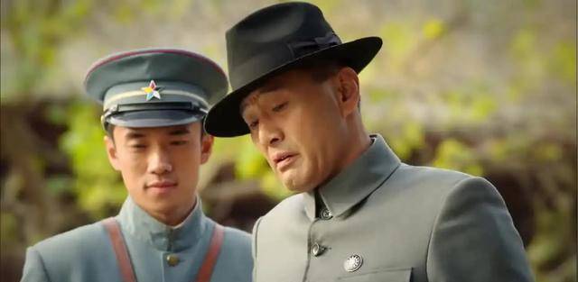 抗战时,一伪乡长暗地通知新四军:今晚我不在,你们到时候来抢枪_杨震