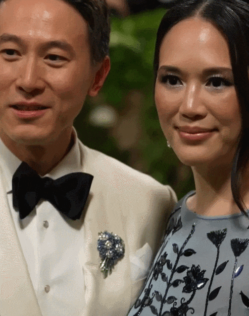 周受资走红毯被夸"冻龄",和老婆秀恩爱,"人类高质量cp"什么画风?