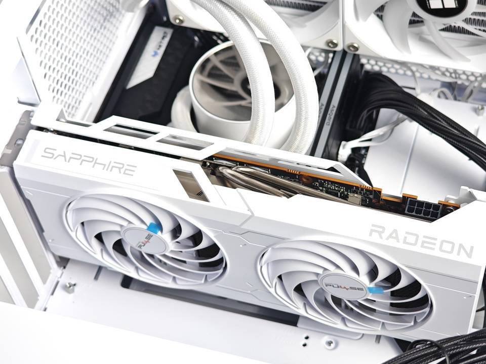 蓝宝石NITRO+B650I WIFI超白金主板实测：体积小巧，用料考究，性能给力！