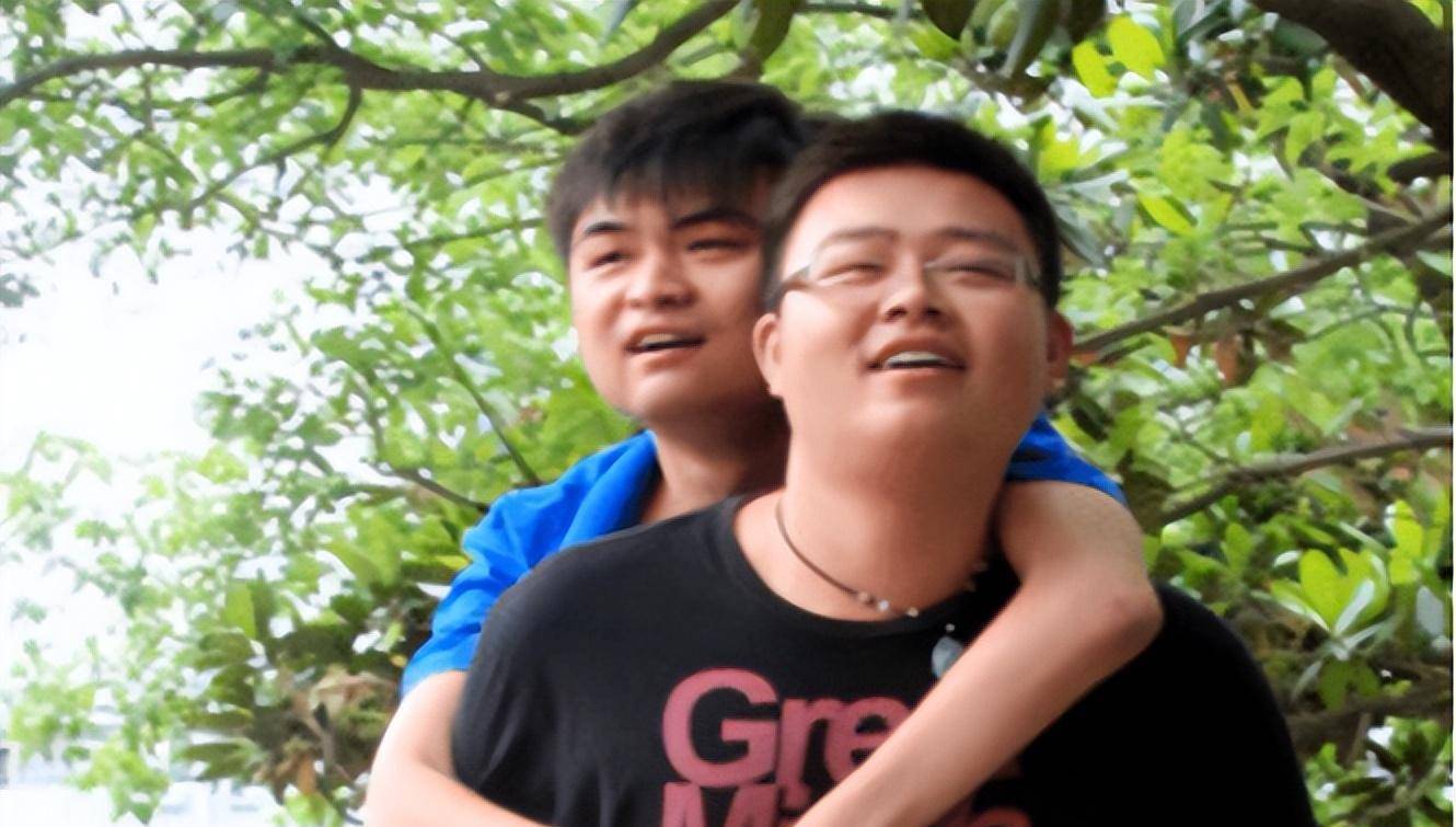 2010年,那个坚持6年背残疾同学走10000里路的少年,如今怎么样了